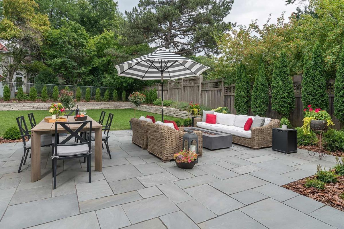Bluestone laid in a random ashlar pattern, with a dining area and a seating area kept distinct.